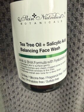 Skin Nutrition Tea Tree Oil + Salicylic Acid Balancing Face Wash - White/Green